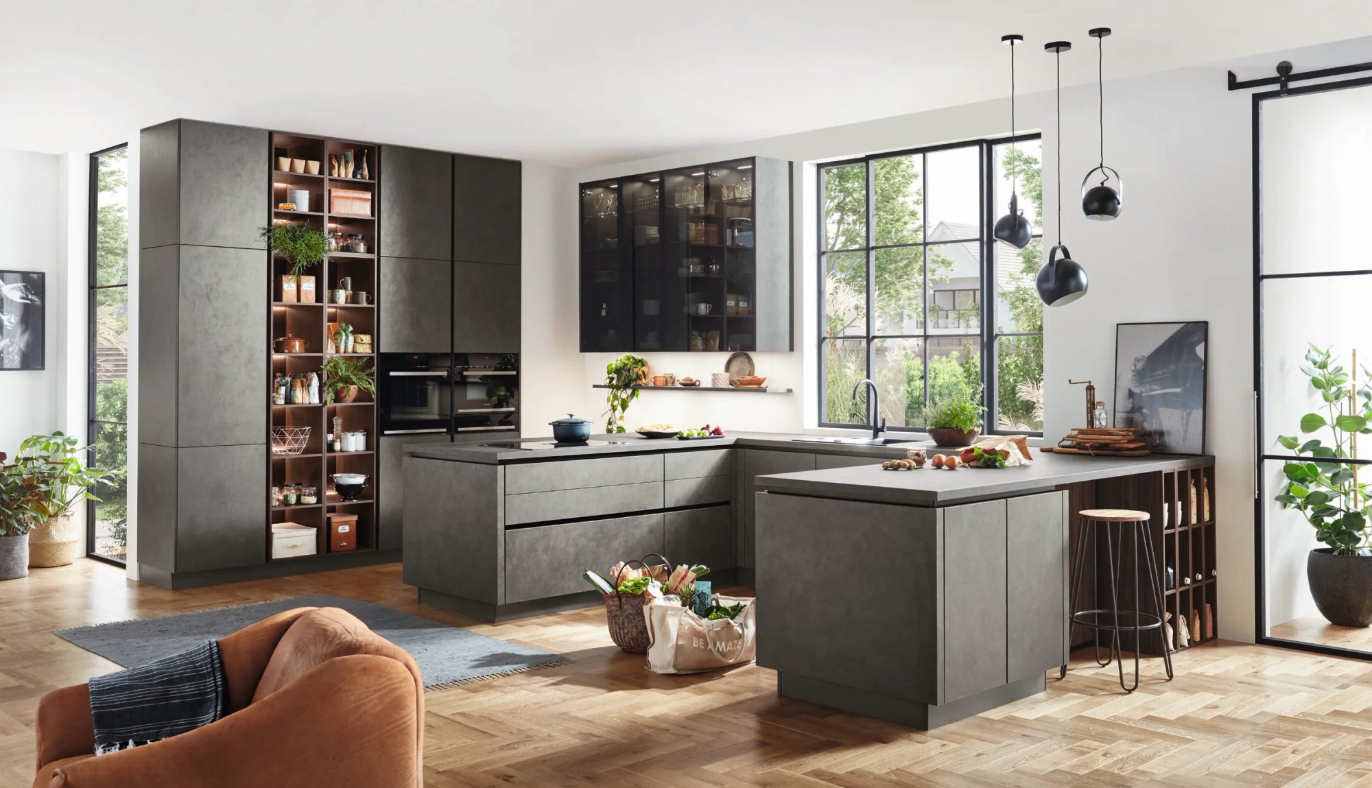 Nobilia Riva 839 keuken met donkere betonlook fronten, open schappen en groot kookeiland