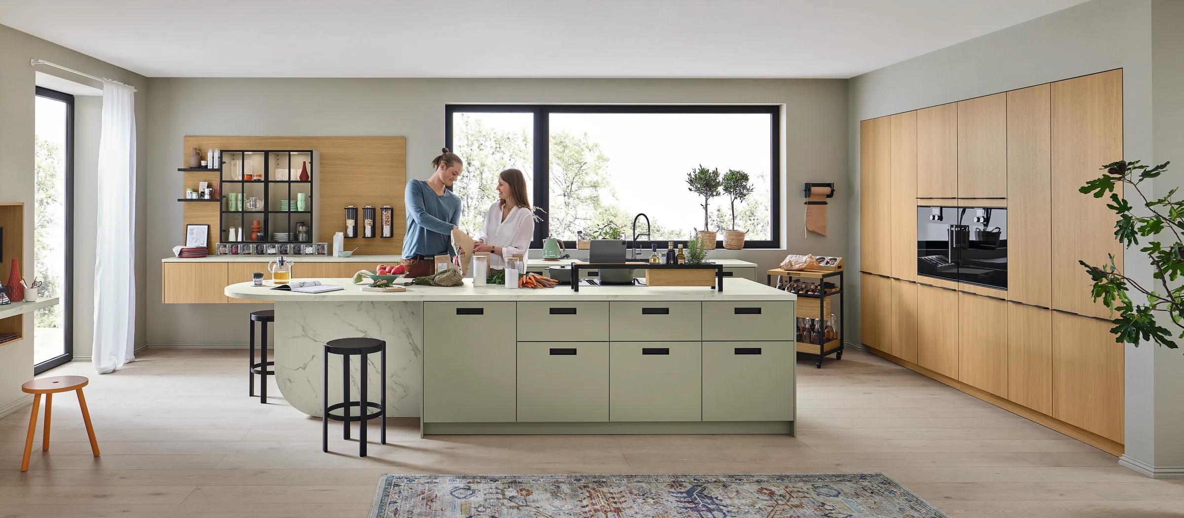 Ballerina Primewood 3526 Top 1711 eilandkeuken met saliegroen eiland en warm licht eiken hoge kasten