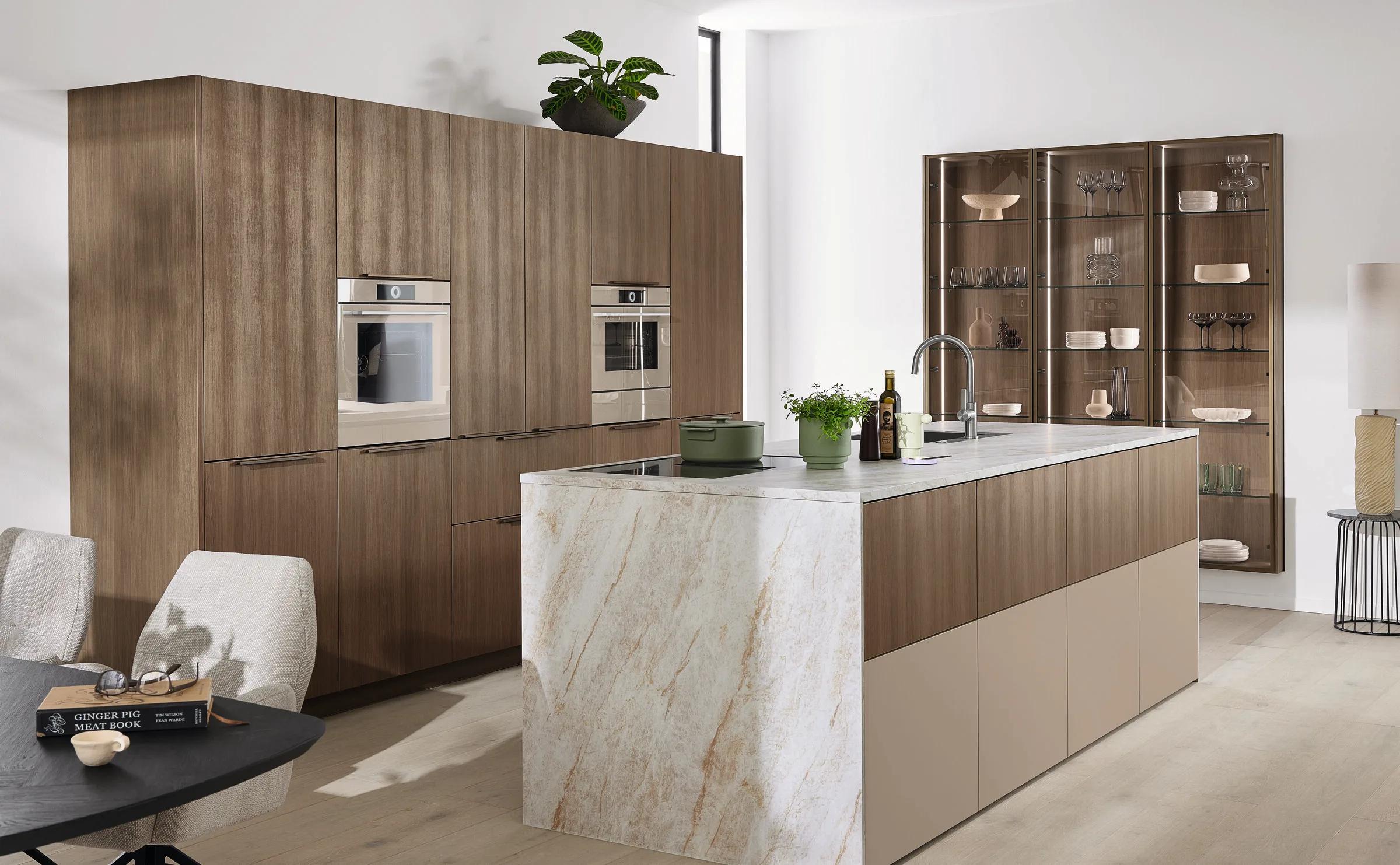 Ballerina Top 1751 HPL PRO 3021 keuken met donkerbruin houtdecor en marmer-look eilandblad