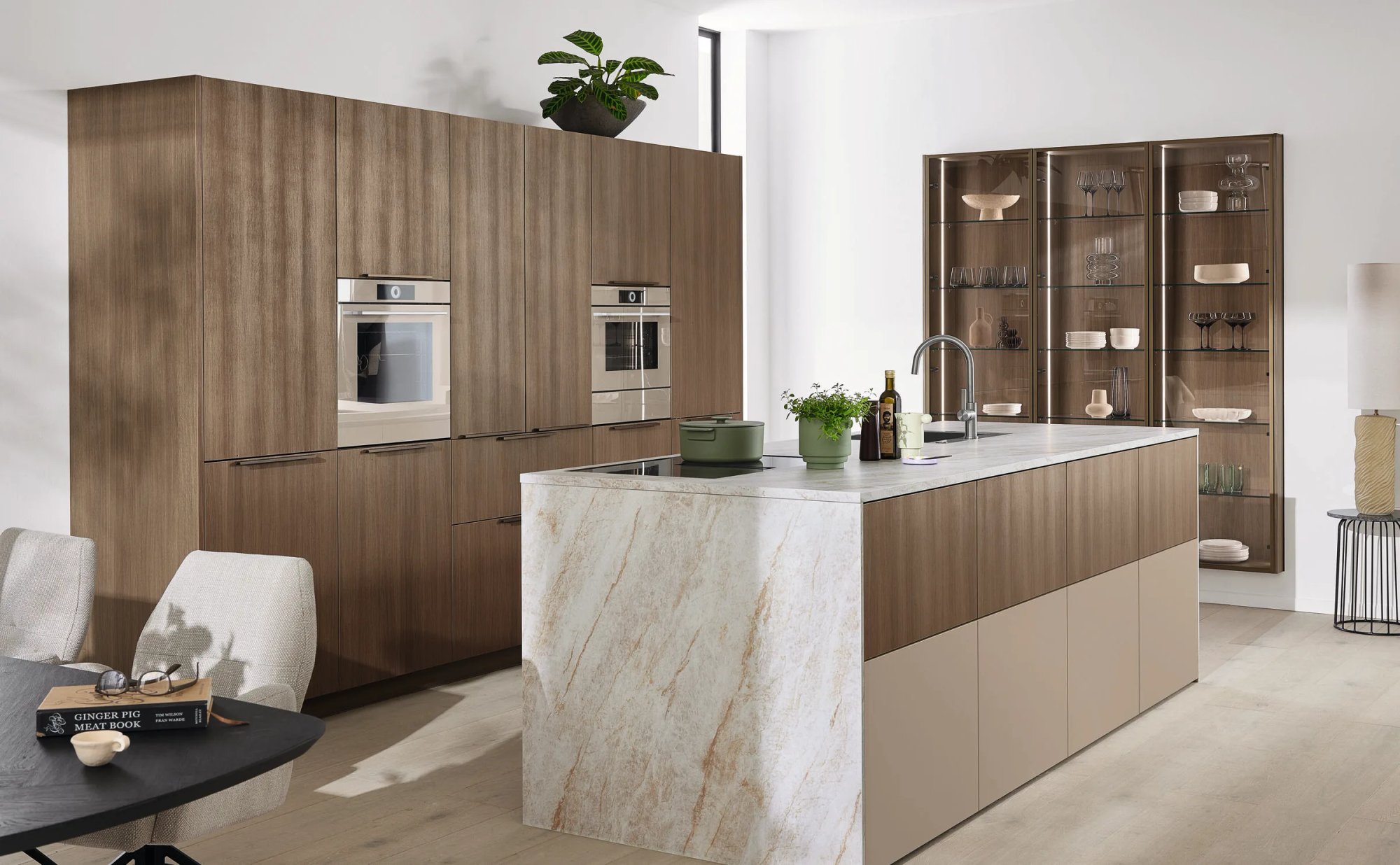 Ballerina Top 1751 HPL PRO 3021 keuken met donkerbruin houtdecor en marmer-look eilandblad