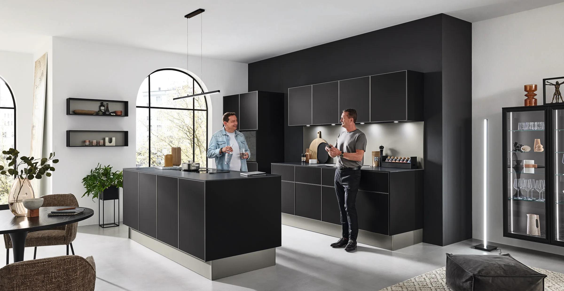 Ballerina Alu Tec PR 7900 mat zwarte keuken met aluminium greeplijstjes en kookeiland