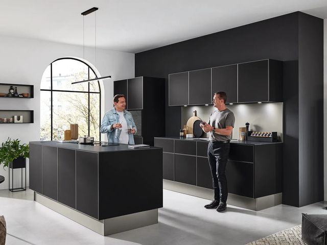 Ballerina Alu Tec PR 7900 mat zwarte keuken met aluminium greeplijstjes en kookeiland