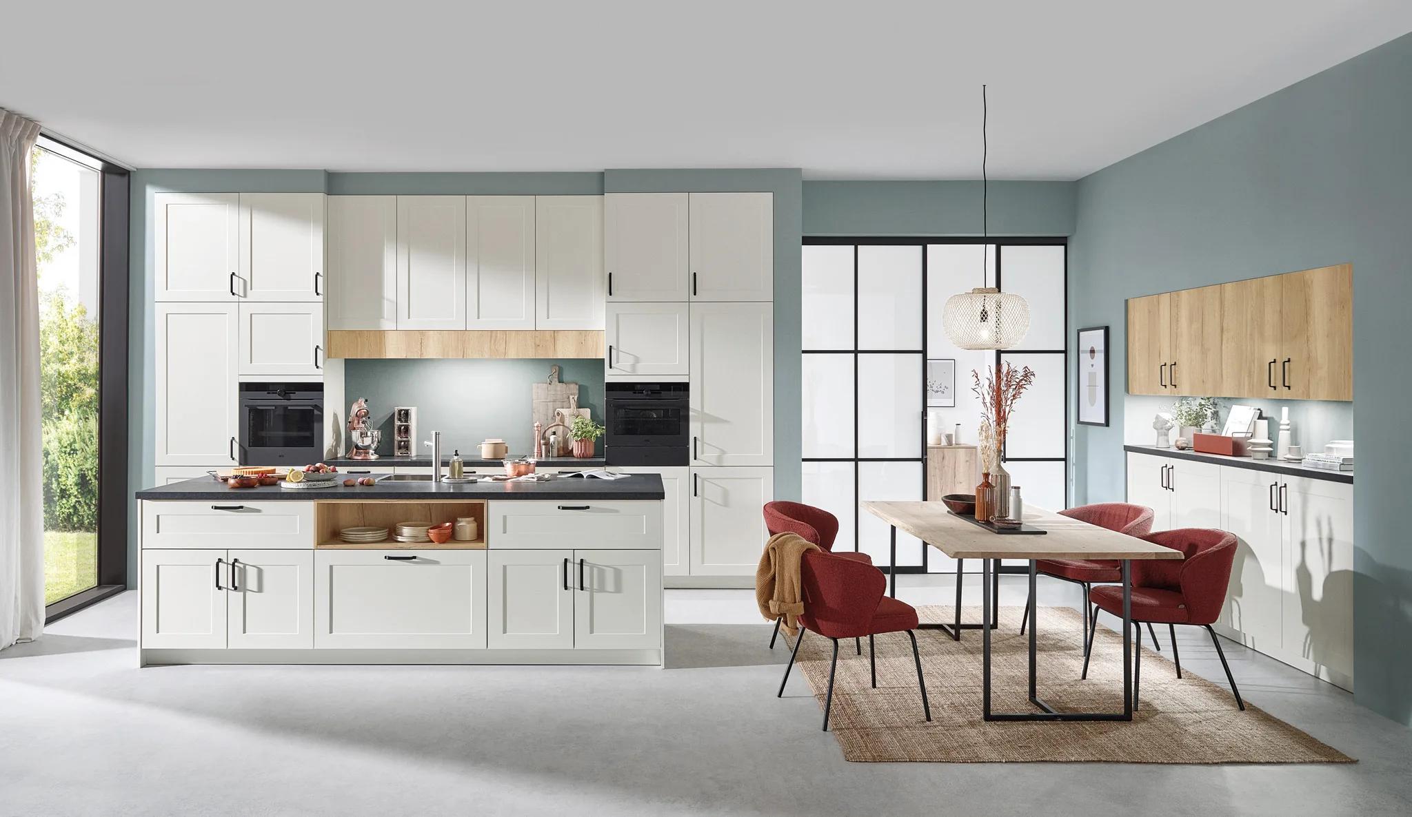 Ballerina Vino 61050 keuken in zacht wit met warme eiken hoge kasten en antraciet aanrechtblad