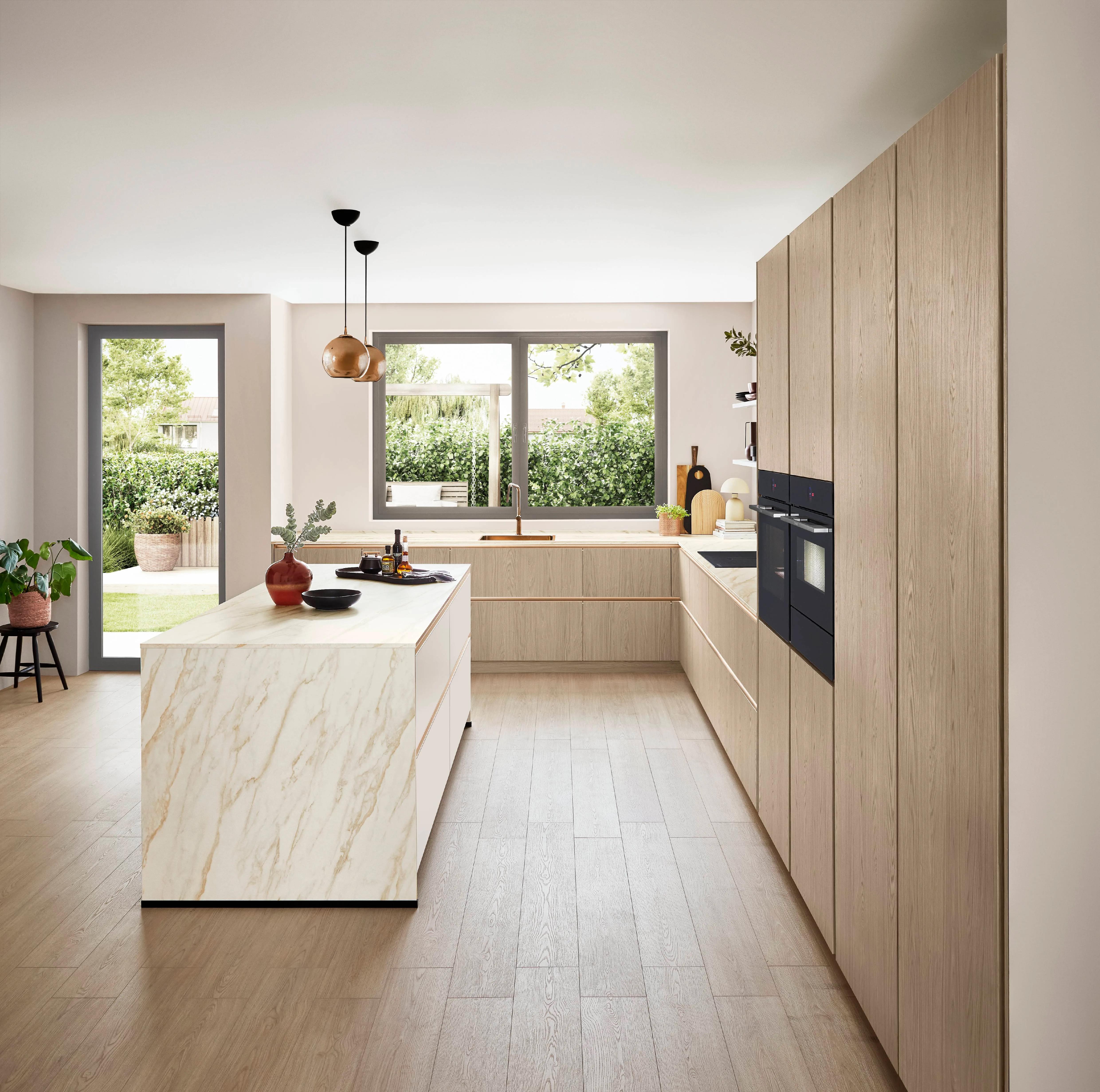 Nobilia Structura 406 keuken met licht eikenhout fronten en marmer-look eilandblad