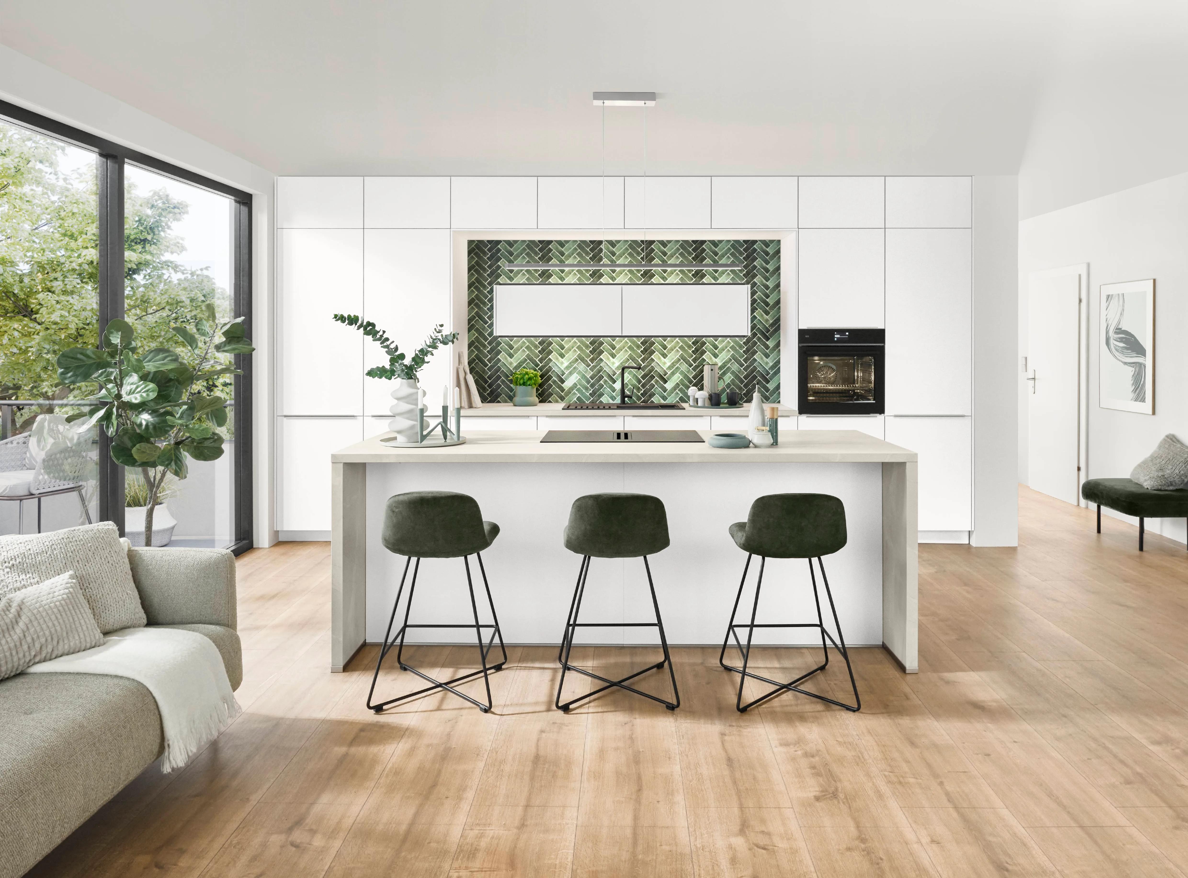 Nobilia Softline 507 open woonkeuken met wit greeploze fronten en groene visgraat-tegelniche