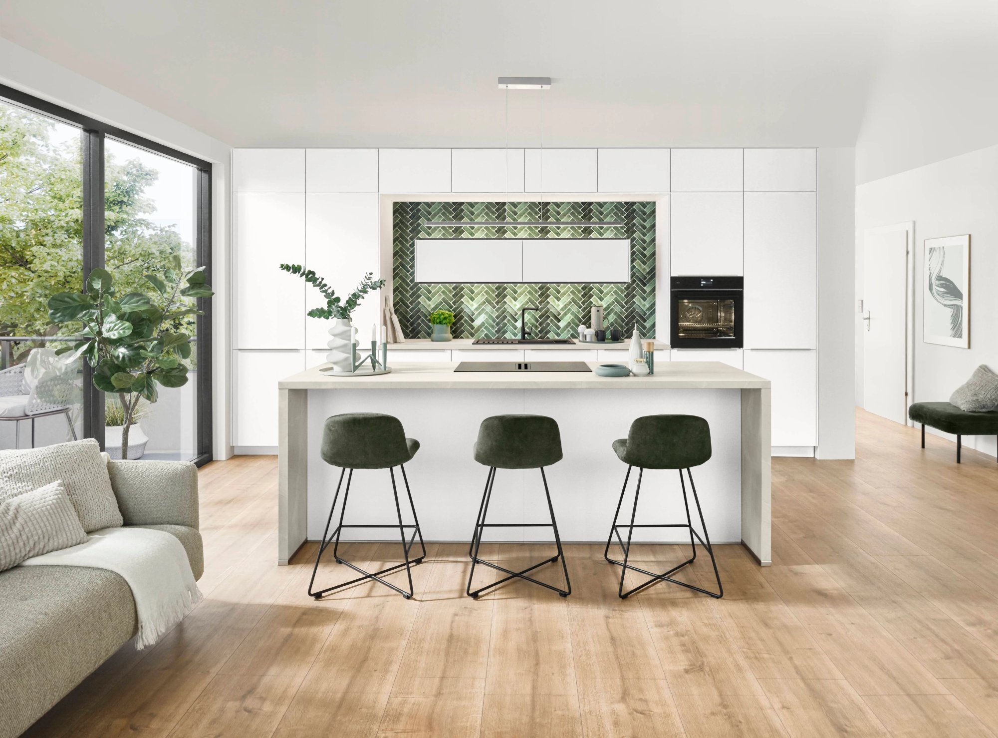 Nobilia Softline 507 open woonkeuken met wit greeploze fronten en groene visgraat-tegelniche