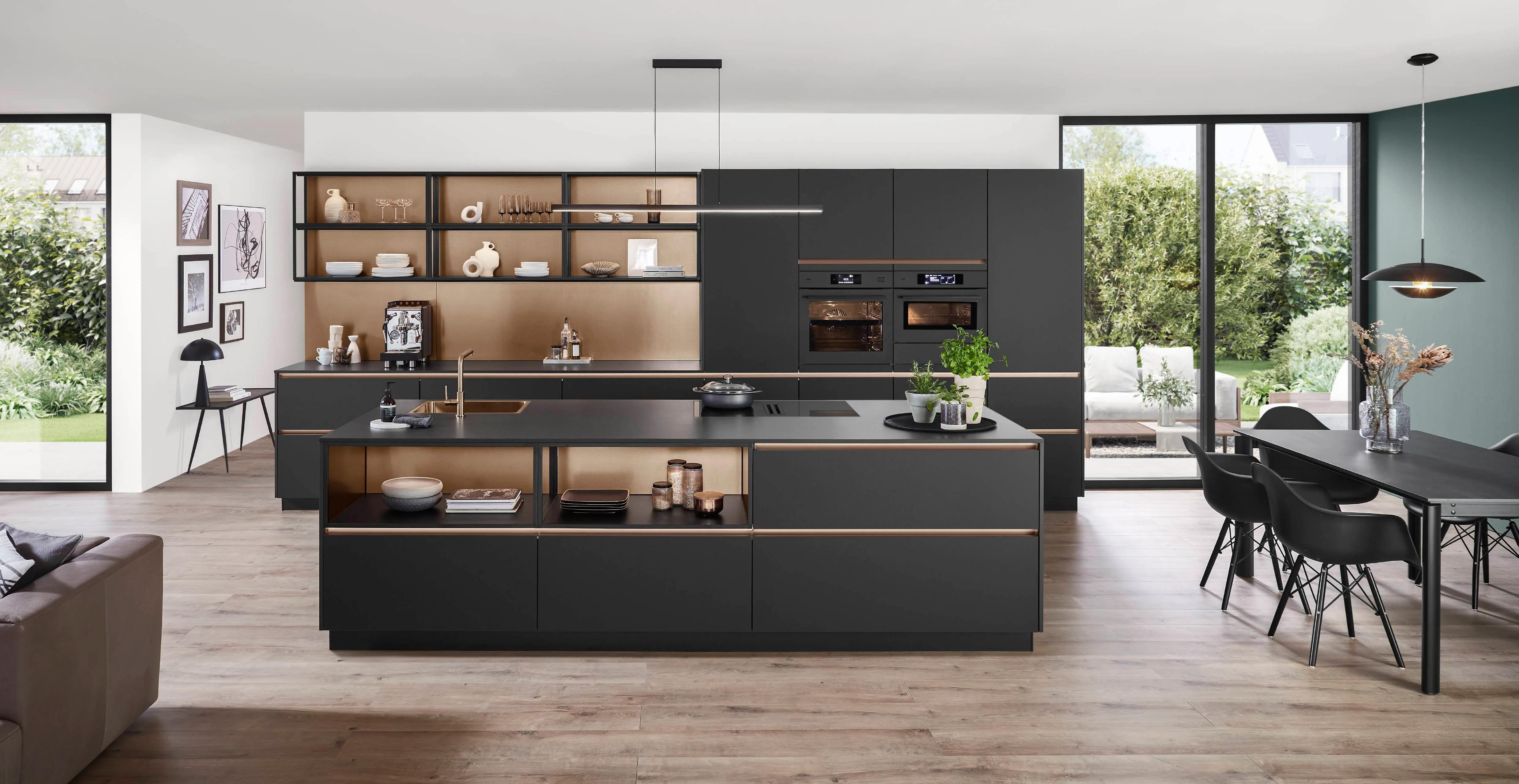 Nobilia Senso 496, donker grafiet greeploze keuken met brons accentlijsten en open rekken, eilandopstelling