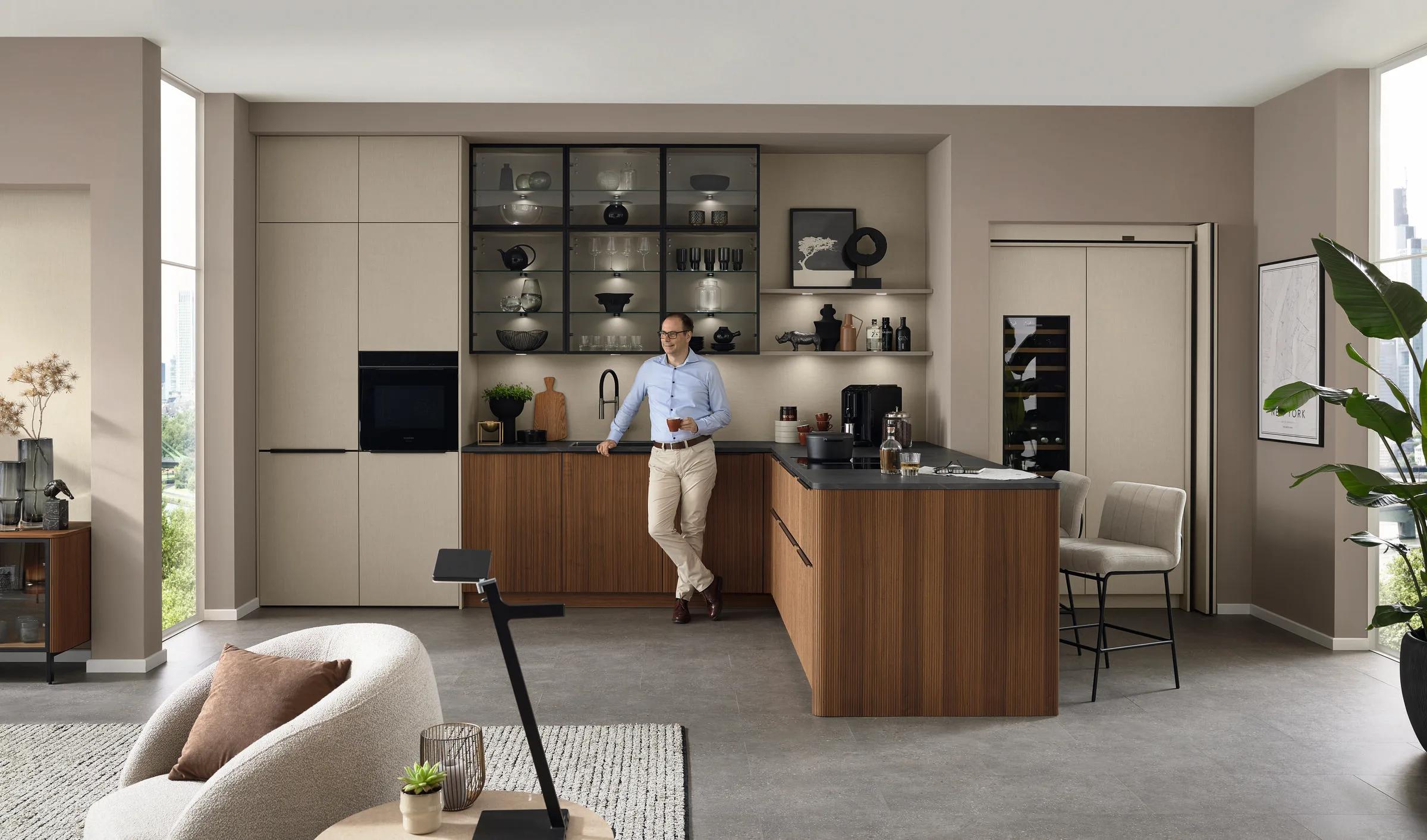 Ballerina Top 1781 Talea 8065 eilandkeuken met warm notenhouten fronten en taupe bovenkastjes