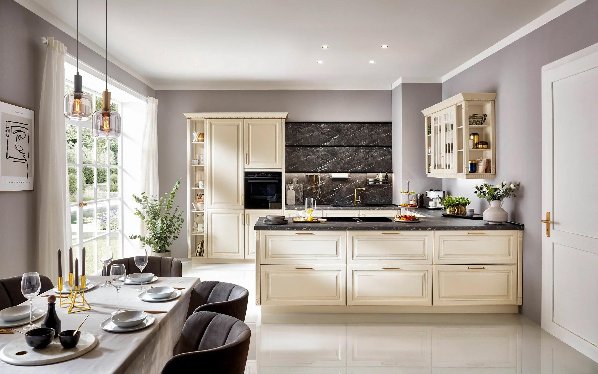 Nobilia Castello 390 klassieke keuken met crème kaderfronten en donker marmeren werkblad