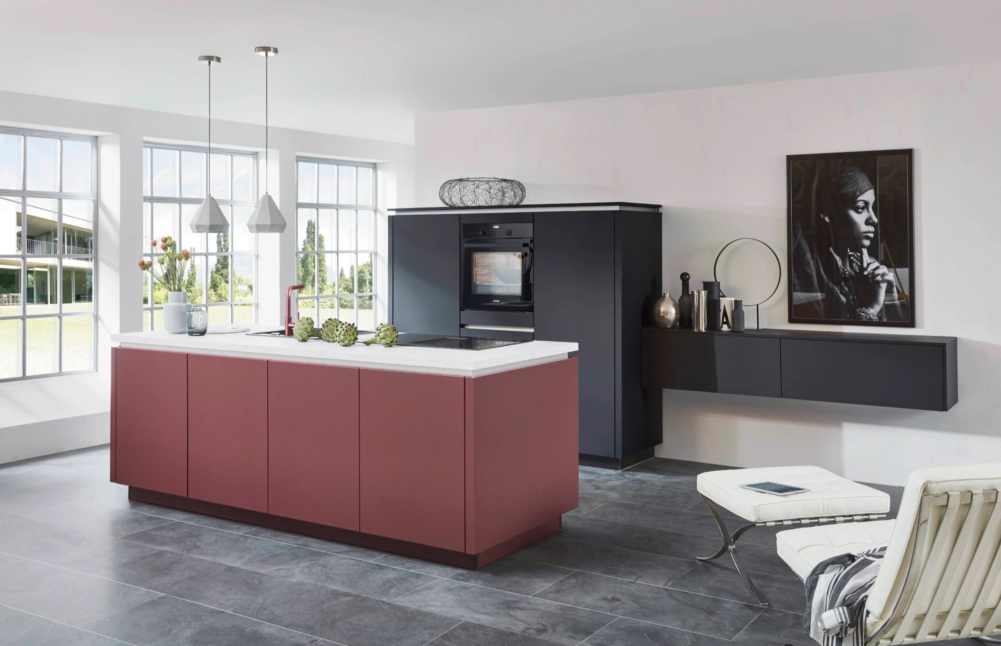Nobilia Easytouch 963 greeploze eilandkeuken in mat roze met antraciet hoge kasten