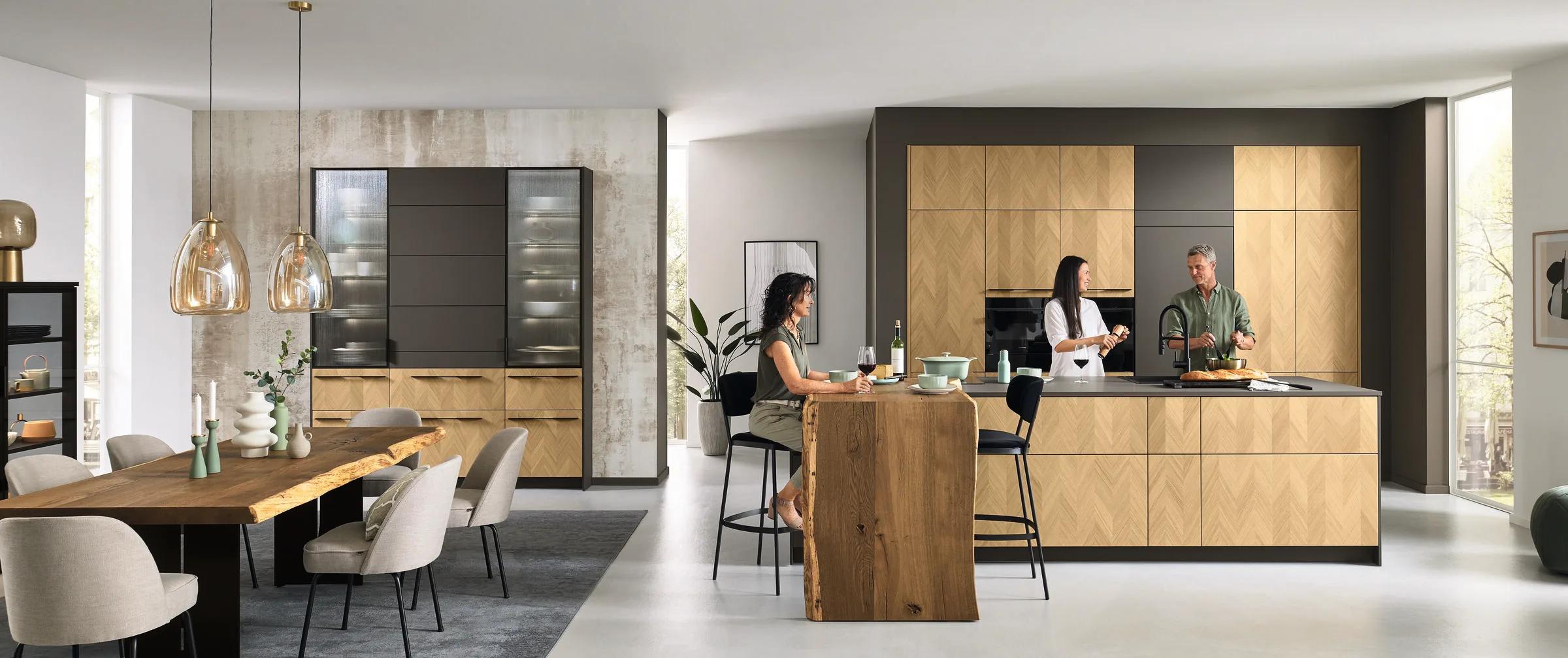 Ballerina Intarsia 8200 keuken met eiken visgraatfronten en antraciet hoge kasten