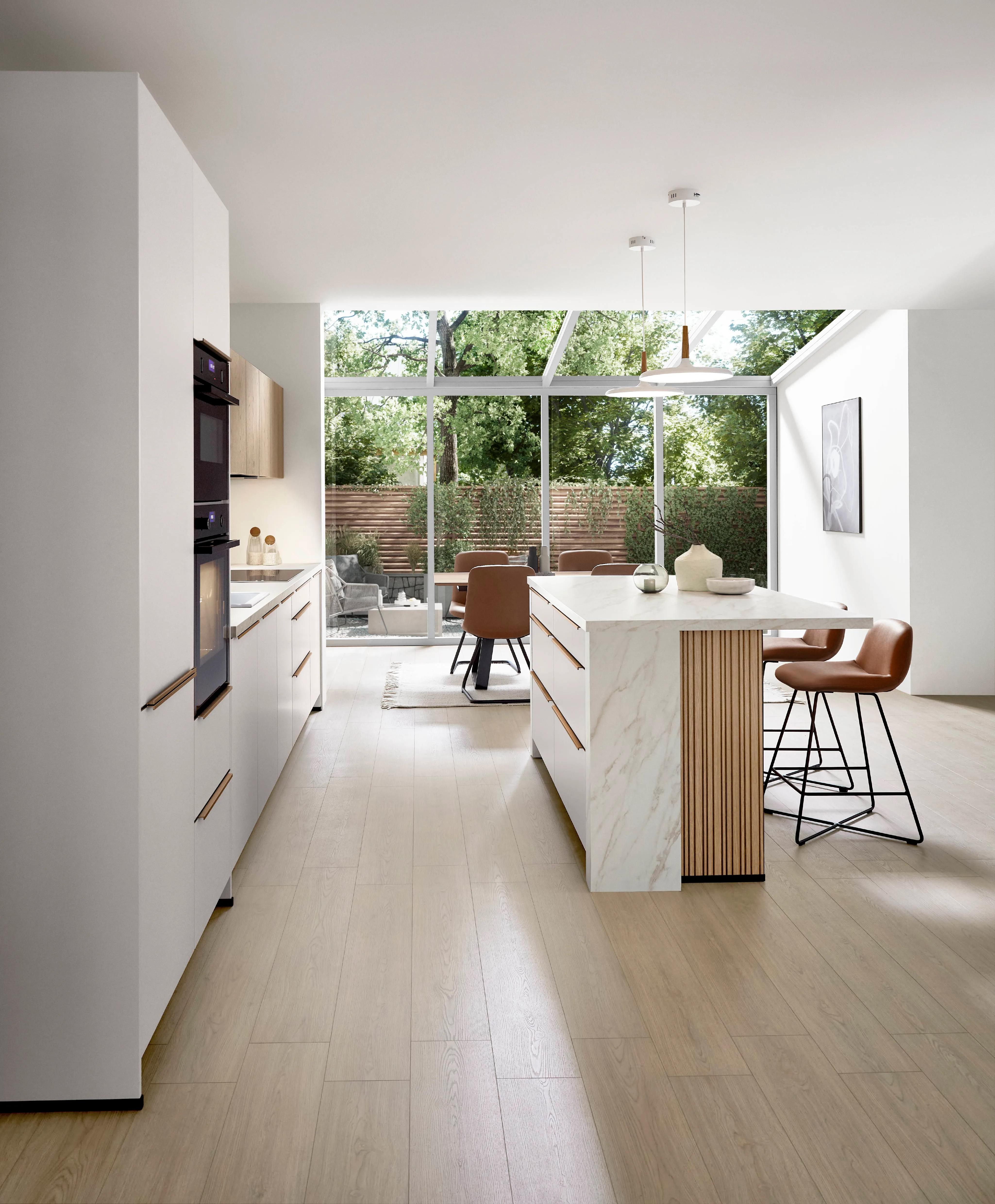 Nobilia Softline 509 keuken met wit eiland, geribbeld eikenhout en marmeren aanrechtblad