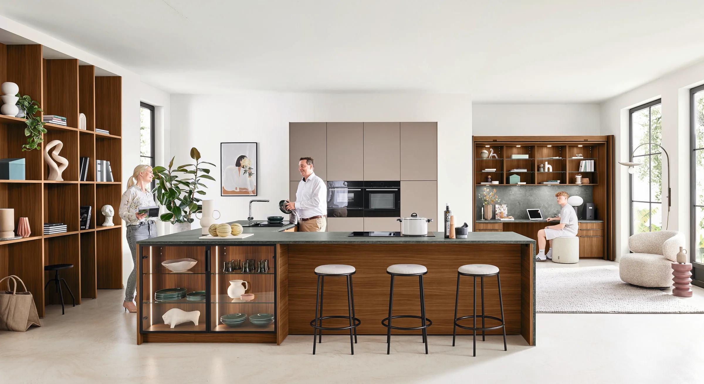 Ballerina Top 1741 Resopal Pro 32021 keuken – warm notenhouten eiland met groen stenen blad en glazen vitrine