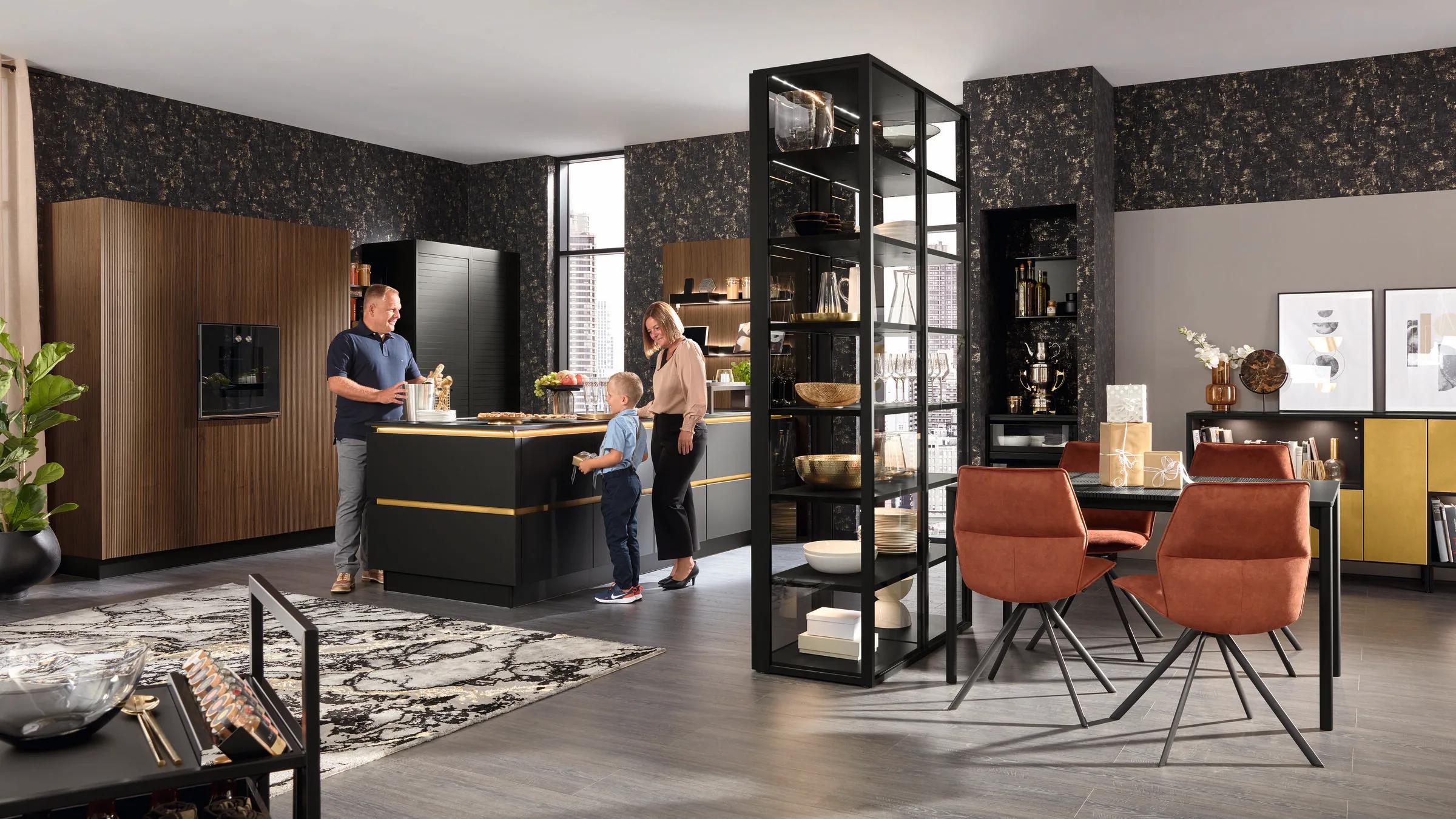 Ballerina Talea 8065 Smart M 4671 Palazzo 4376, donkergroen greeploze eiland met goud detail, warm notenhout kastenwand en dramatische woonkeuken