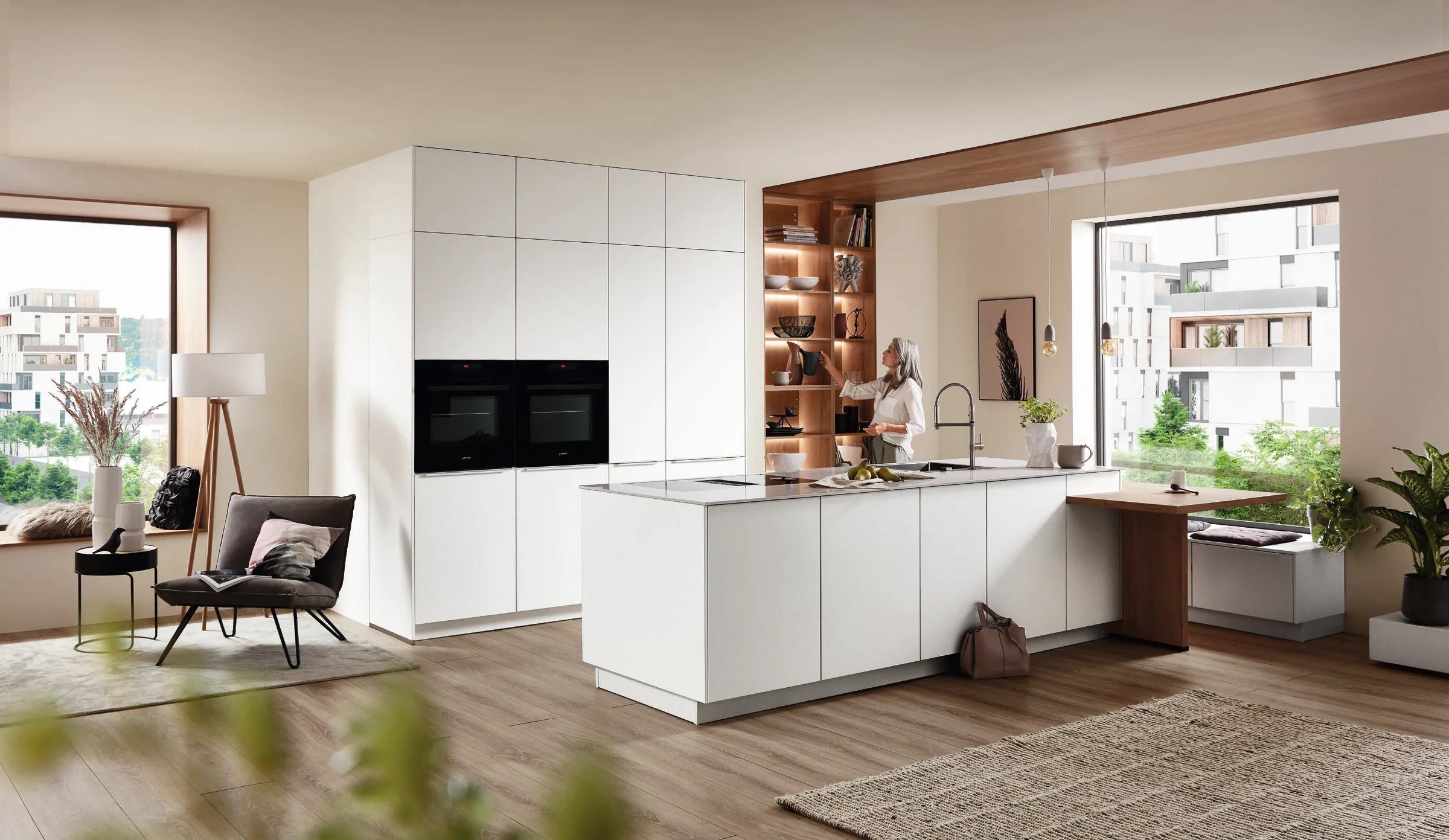 Nobilia Easytouch 967 witte greeploze eilandkeuken met open eiken schappen en zithoek