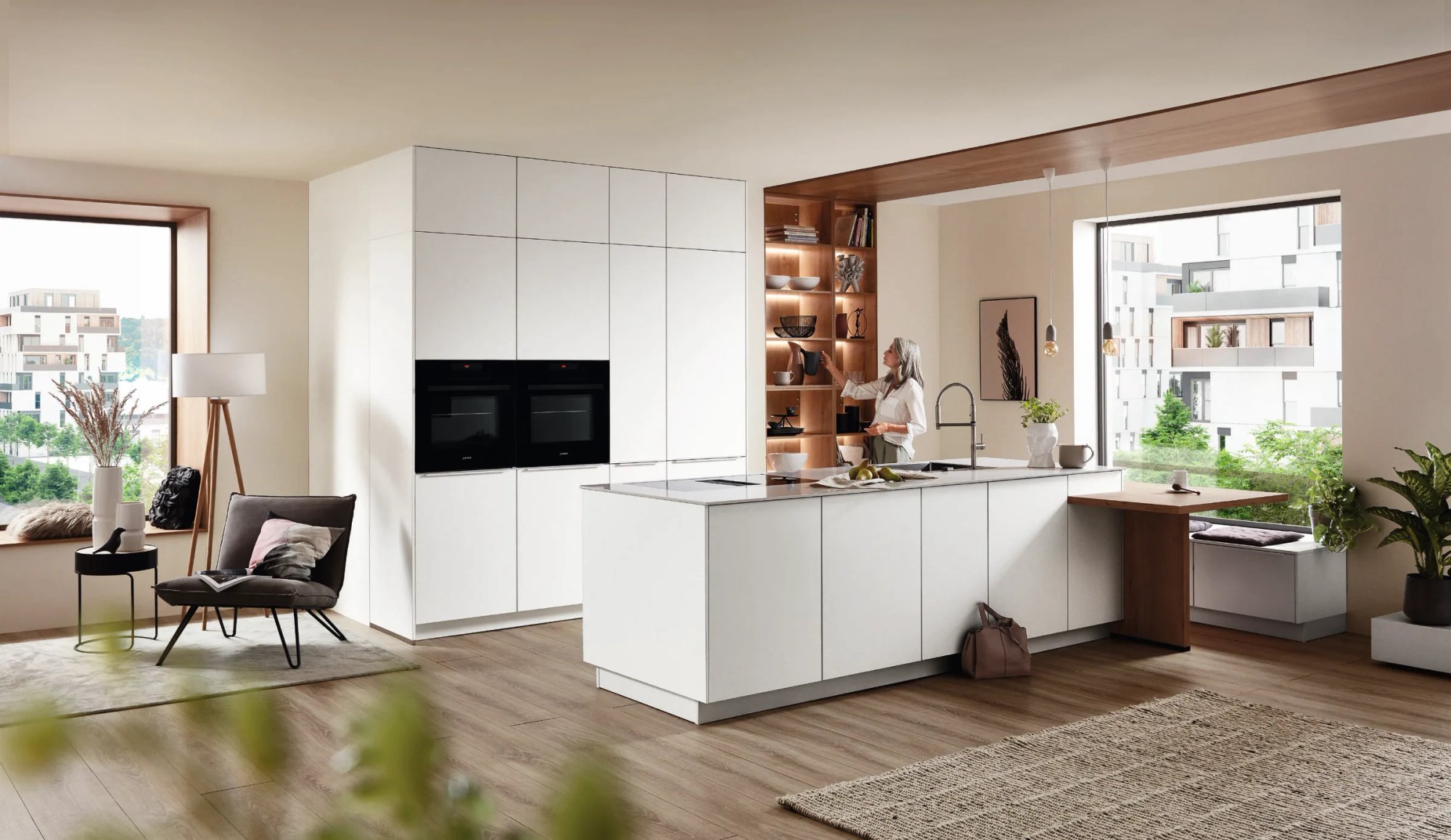 Nobilia Easytouch 967 witte greeploze eilandkeuken met open eiken schappen en zithoek