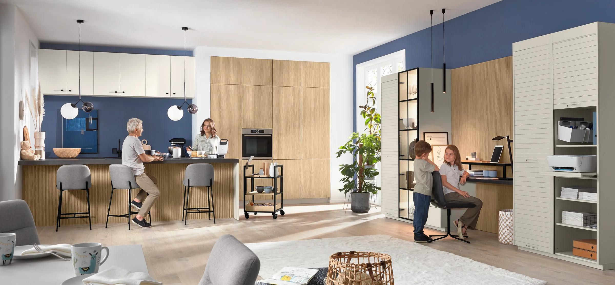Ballerina Talea 8060 Palermo S 32056, warme eiken keuken met kobaltblauwe wand en eiland