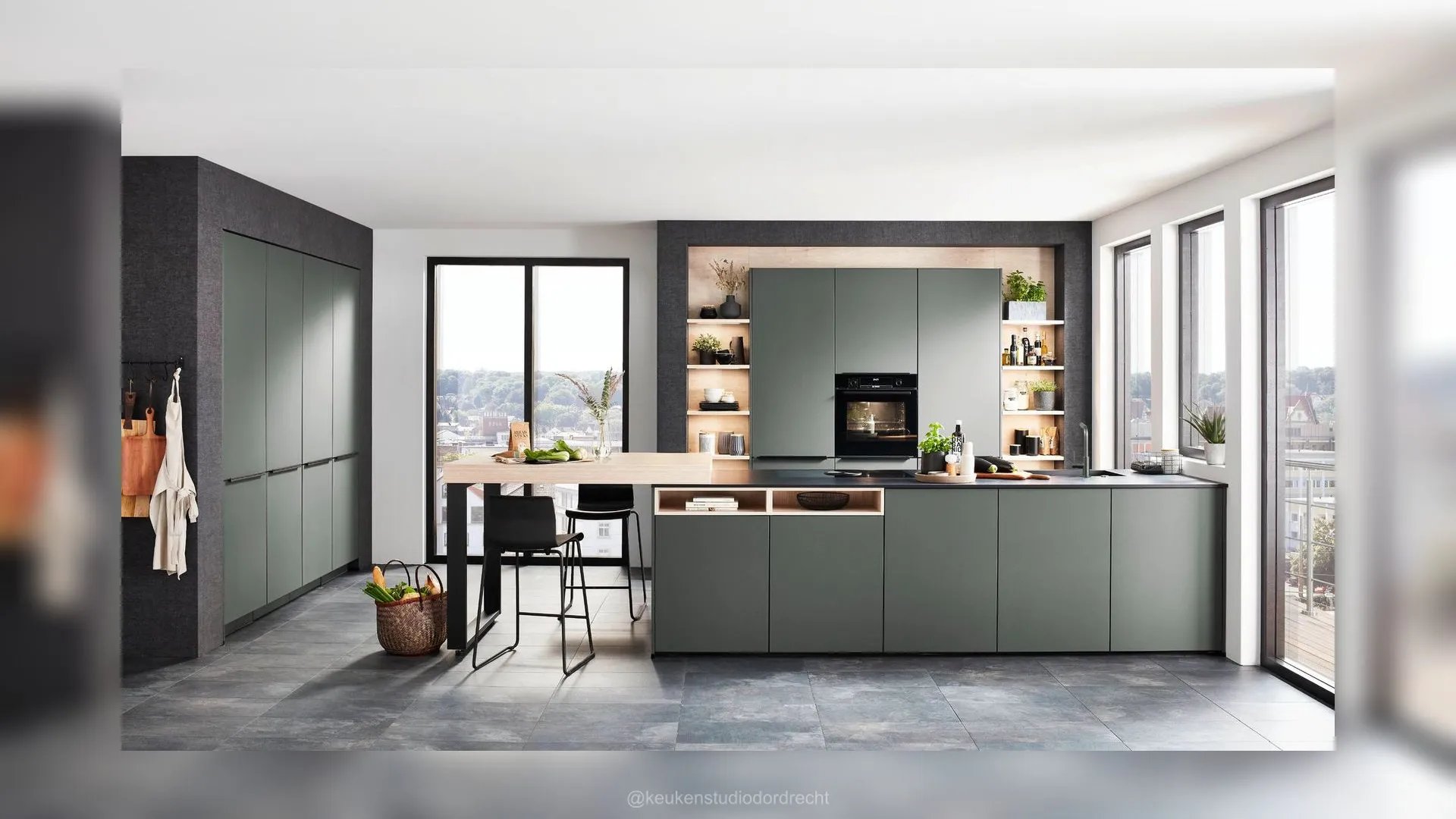 Nobilia Easytouch mineraalgroene eilandkeuken met zwart keramisch werkblad en open rekken