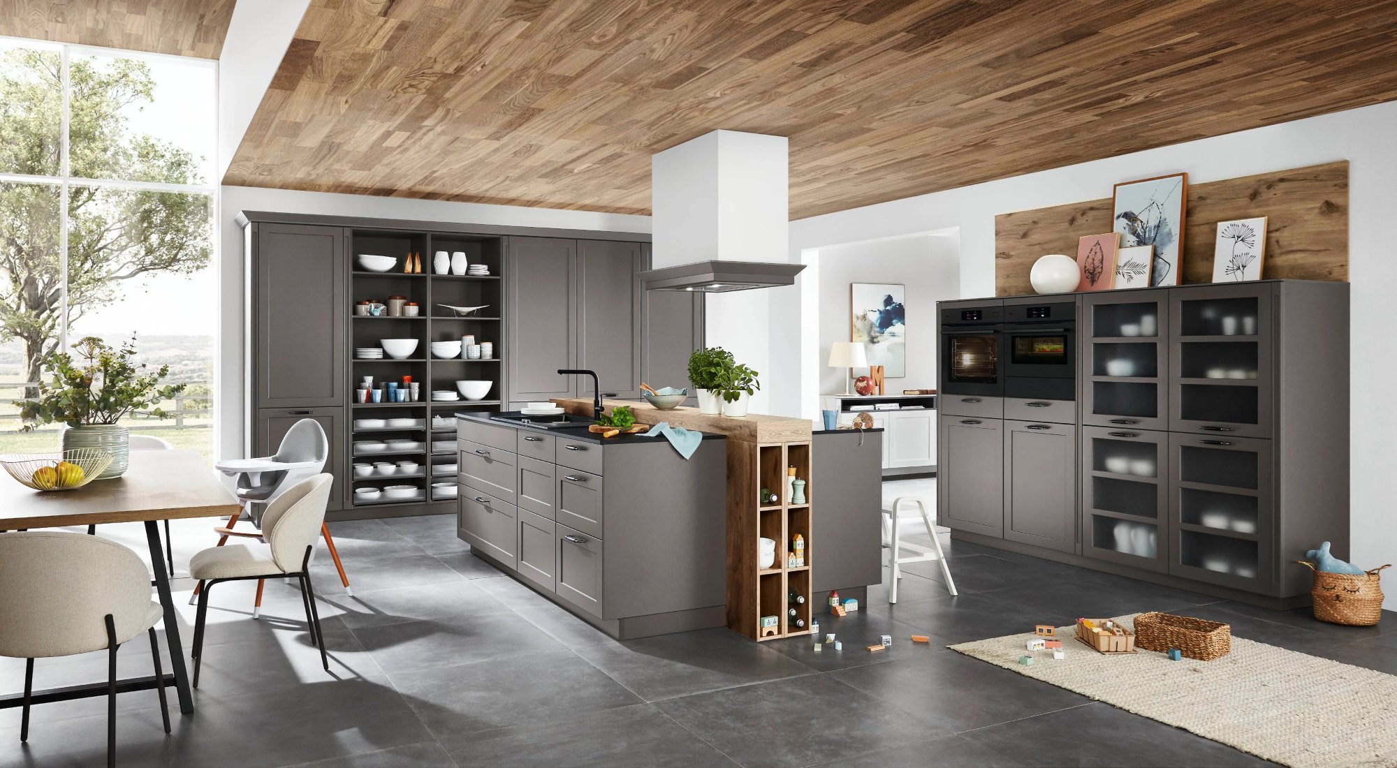 Nobilia Nordic 786 mat antraciet grijze kaderdeuren met warm eiken plafond en kookeiland