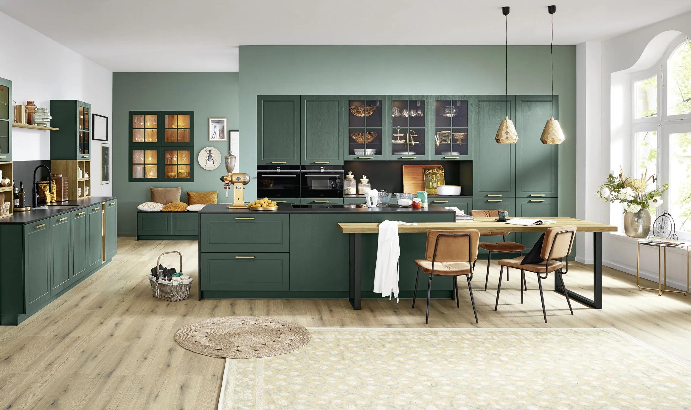 Ballerina Lux B 49499 keuken, donkergroen landhuis met gouden accenten, eiland met eiken blad en geïntegreerde eettafel