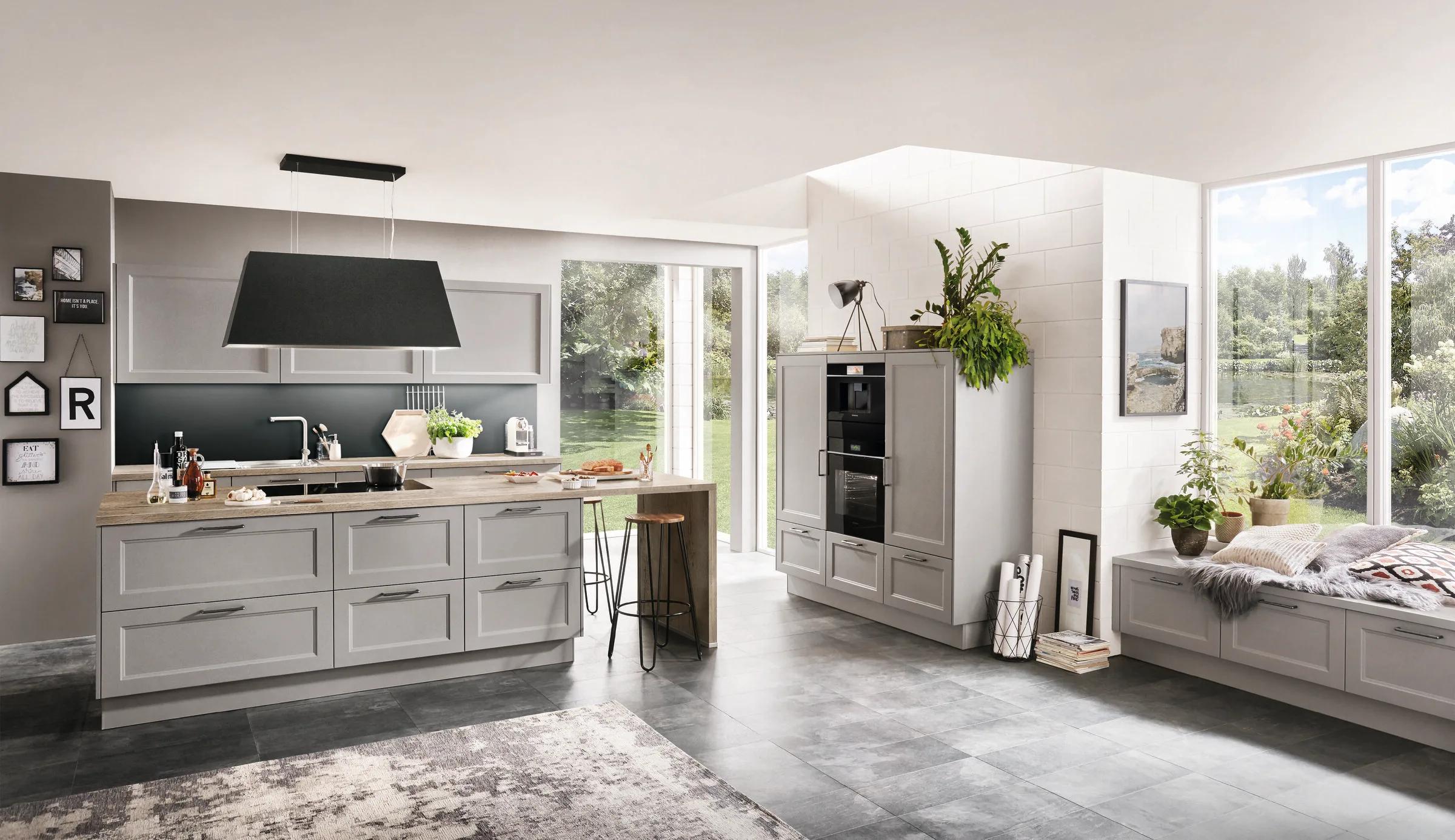 Nobilia Cascada 772 keuken in lichtgrijs mat lak met kaderfronten en houten werkblad