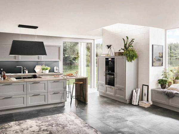 Nobilia Cascada 772 keuken in lichtgrijs mat lak met kaderfronten en houten werkblad