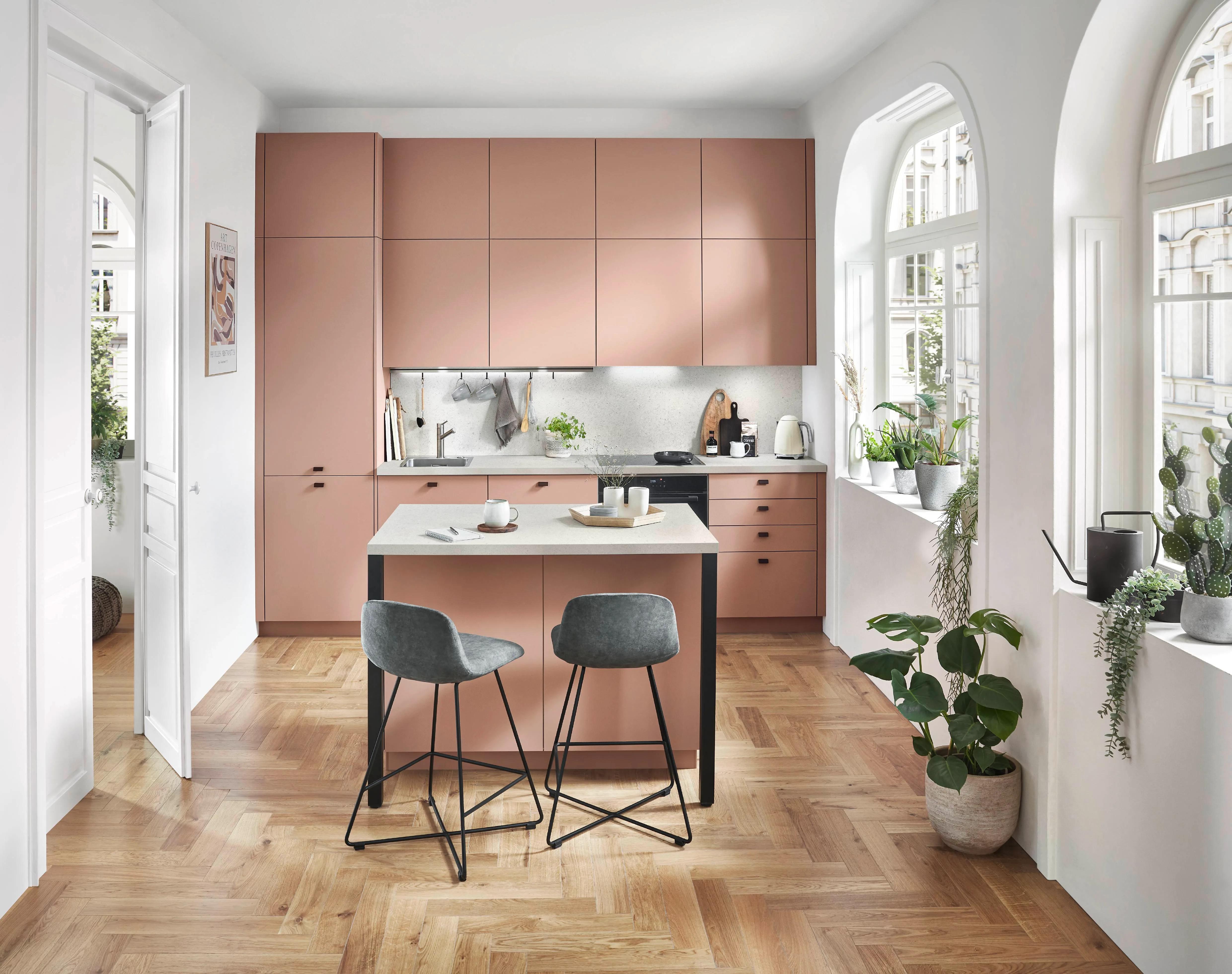 Nobilia Senso 492 keuken in warm rosé mat met witte terrazzo werkblad en eilandtafel