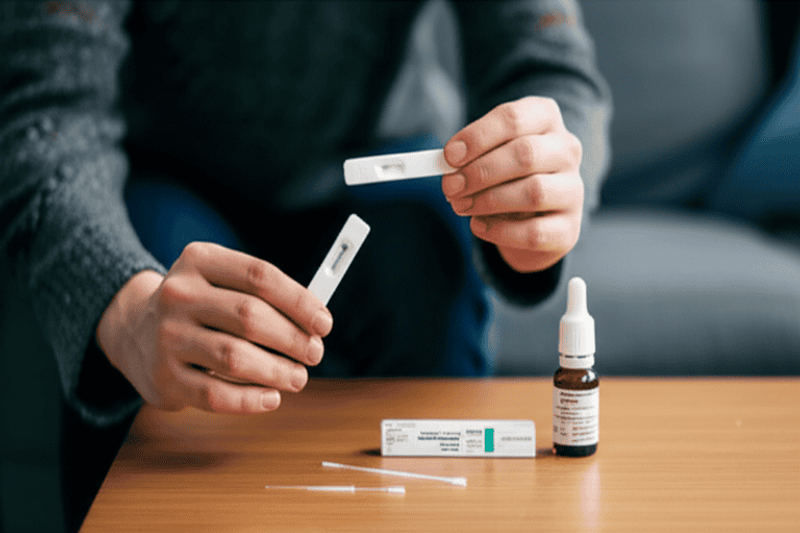 5-i-1-luftvejsvirustest: påviser COVID, influenza, RSV og adenovirus i hjemmet.