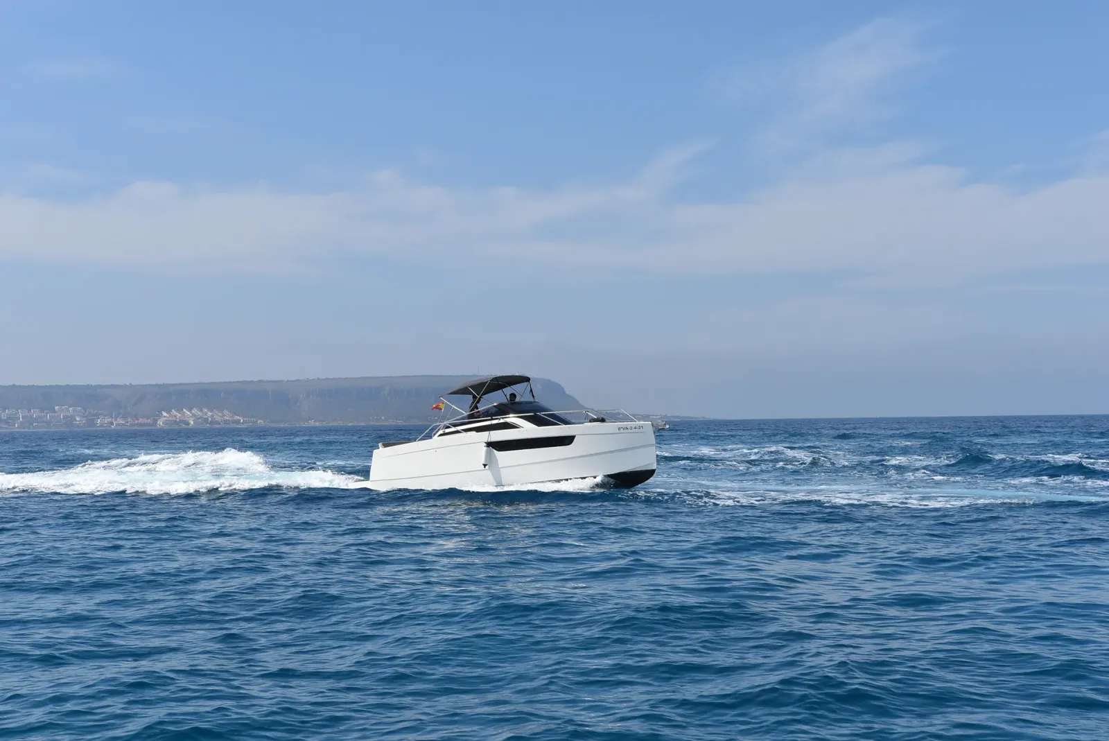 Ruta en barco de Alicante a Santa Pola: acantilados, faro y calas