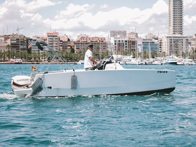 Cliente gobernando una lancha sin titulación frente al puerto de Alicante