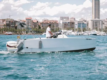 Cliente gobernando una lancha sin titulación frente al puerto de Alicante