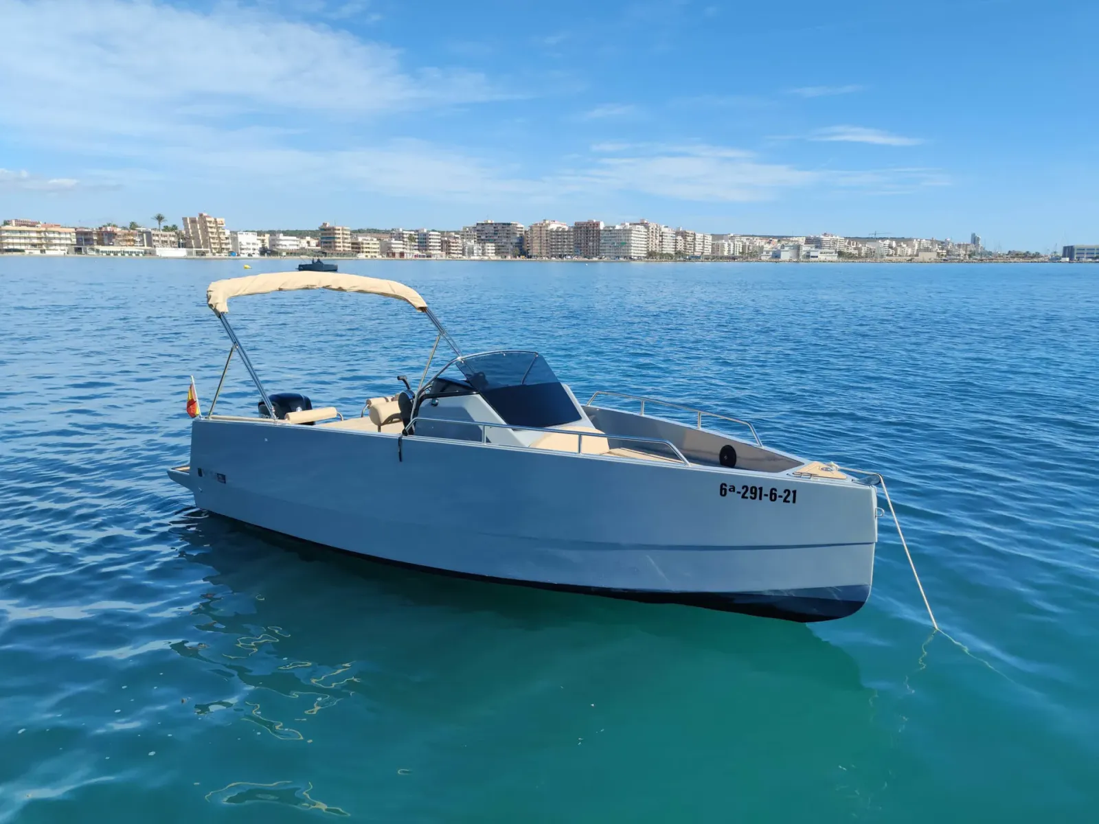 Ruta en barco de Alicante a El Campello: calas, la Illeta y el puerto