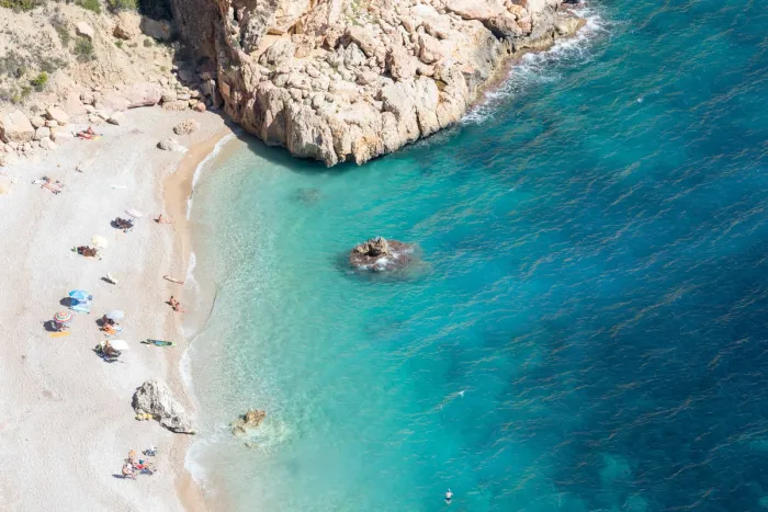 10 calas secretas para descubrir en barco cerca de Alicante