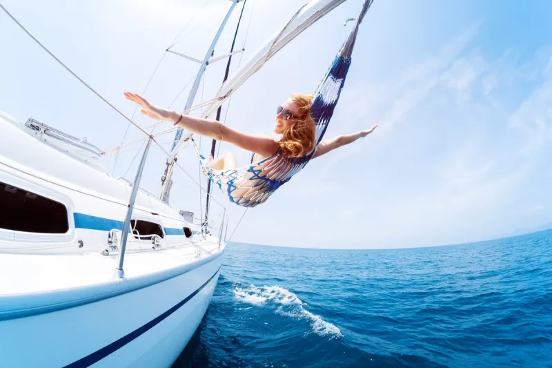 Persona disfrutando de un día en barco por la costa de Alicante