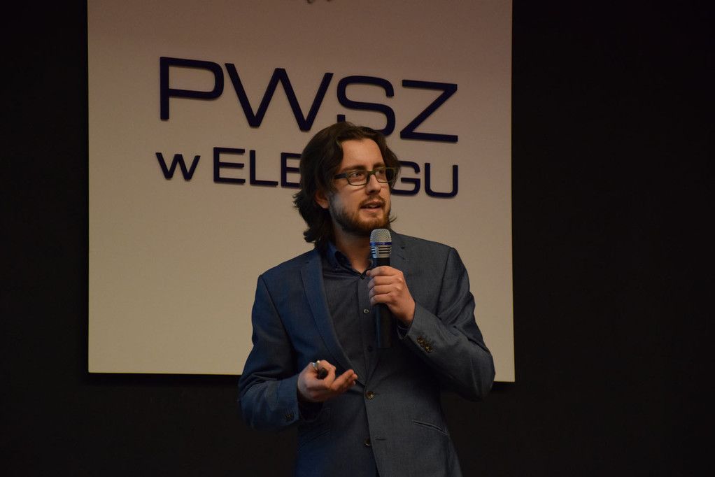 Zdjęcie autora, Oskar Sęk, ebooka SQL dla analityków danych – Poradnik dla początkujących na danych sprzedażowych B2B