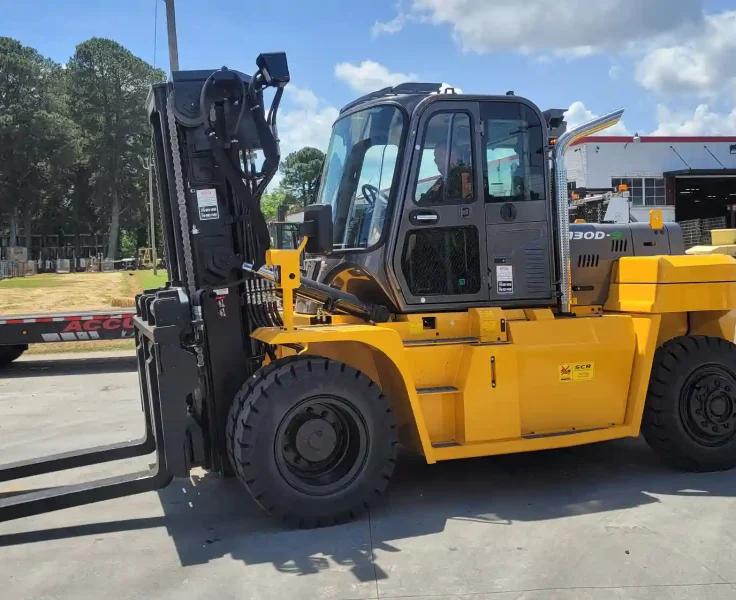 30,000 lb forklift rental
