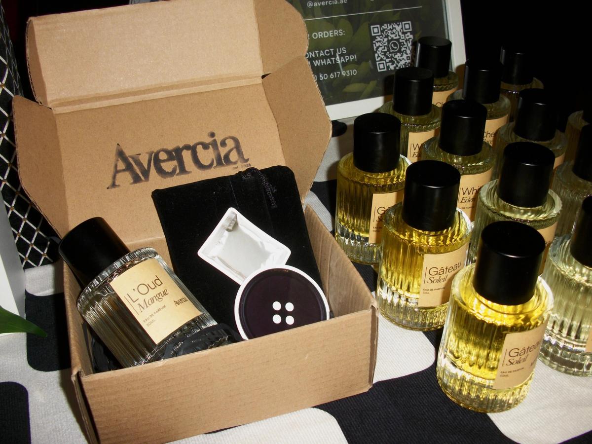 Avercia packaging with L'Oud Mangue, a velvet pouch and a sample