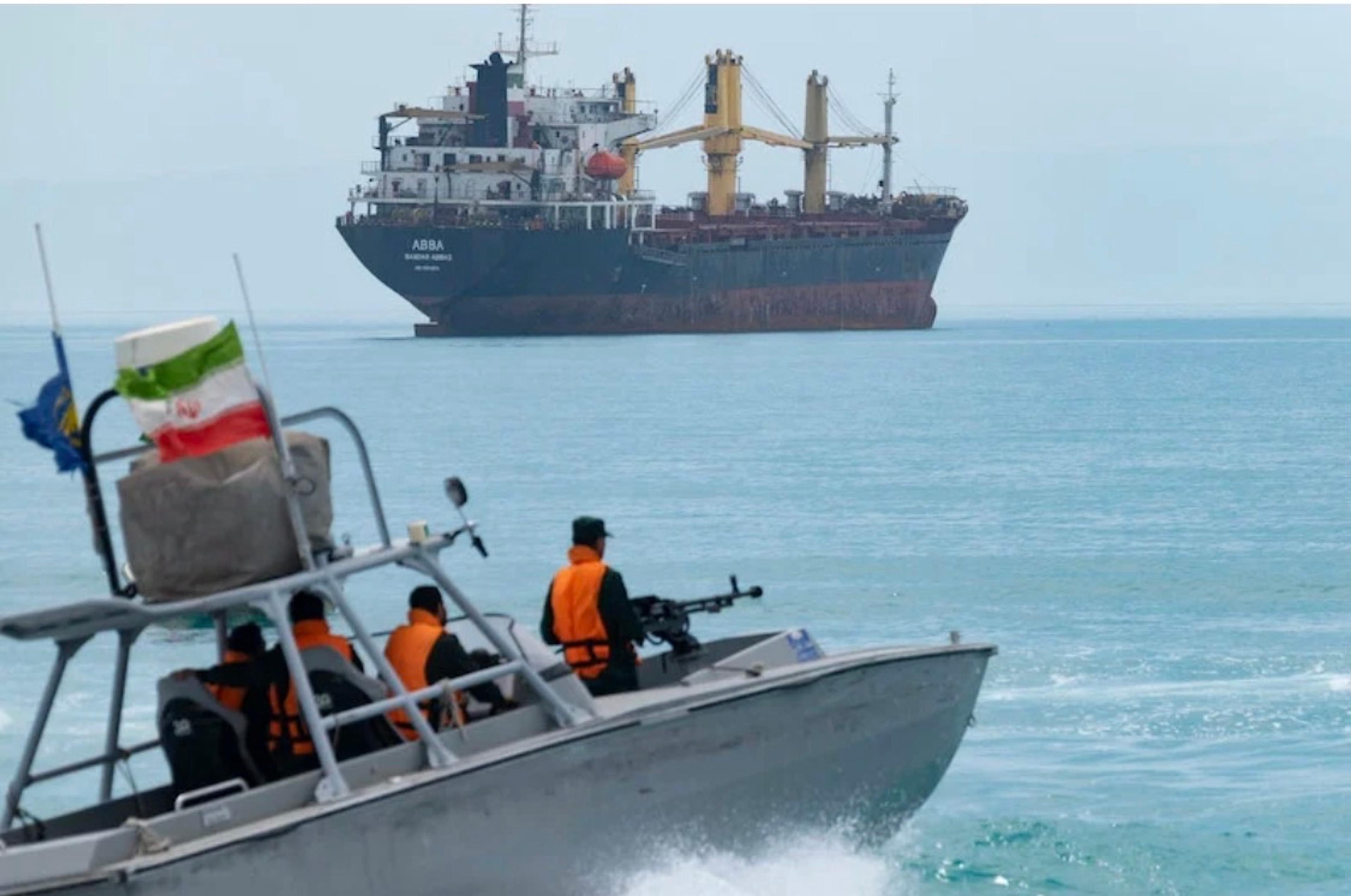 إيران تنفي مرور المدمرة الأمريكية عبر مضيق هرمز