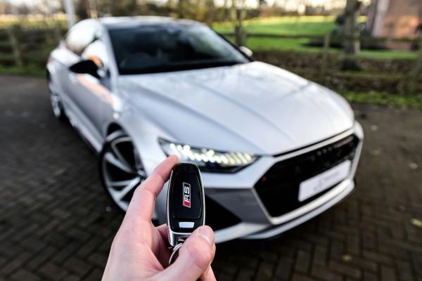 a key and a grey car