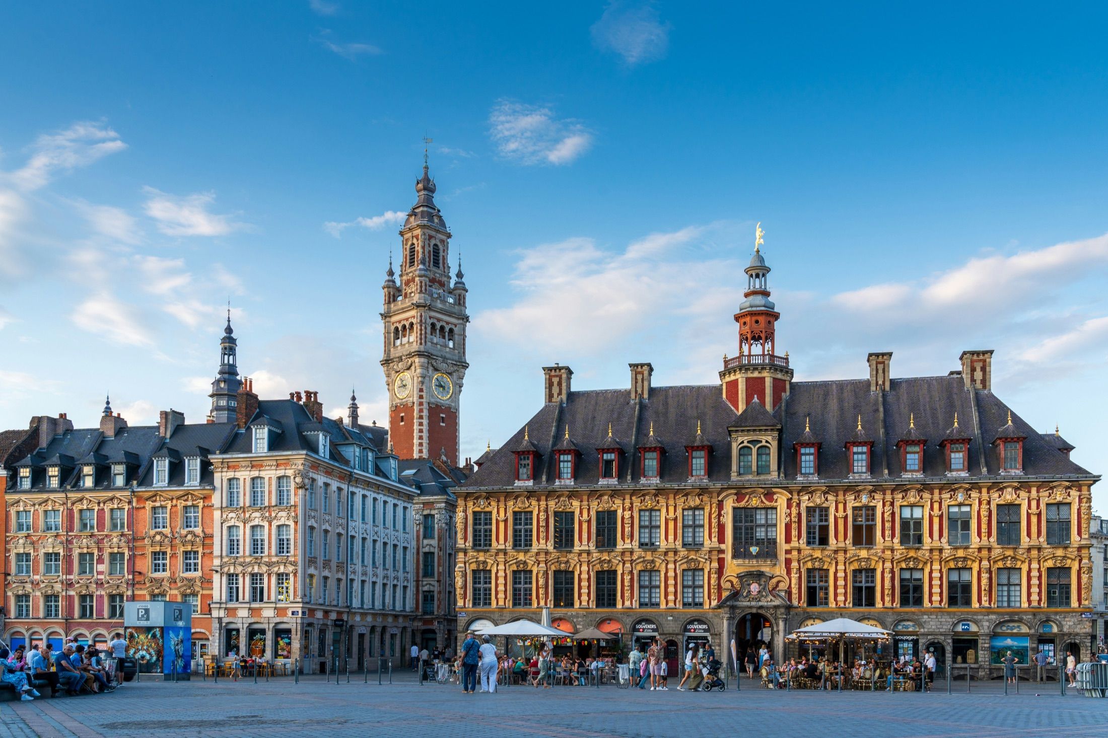 La Grand-Place de Lille et son beffroi sous un ciel bleu