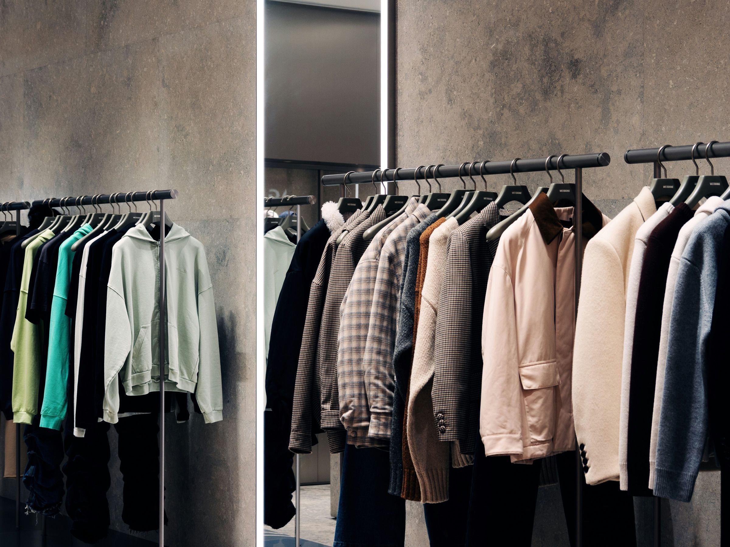 Portants de vêtements dans une boutique de prêt-à-porter