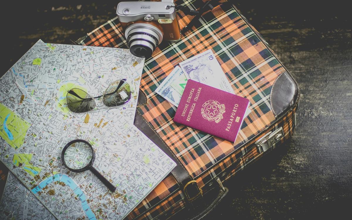 masanın üzerinde pasaport ve kişisel eşyalar