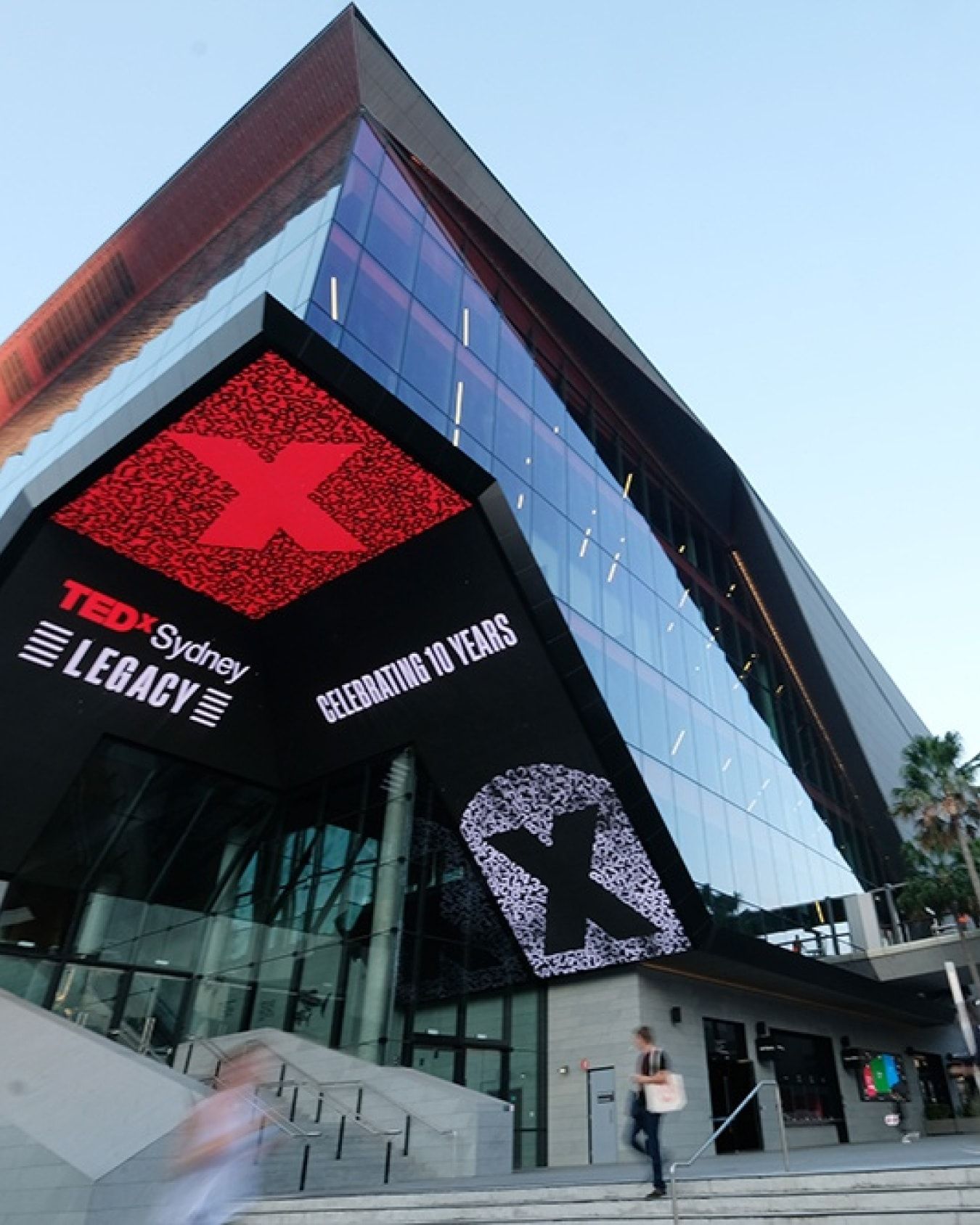 Another view of the screens at the ICC theatre with the addition of the event cause and a variation of the central event graphic.