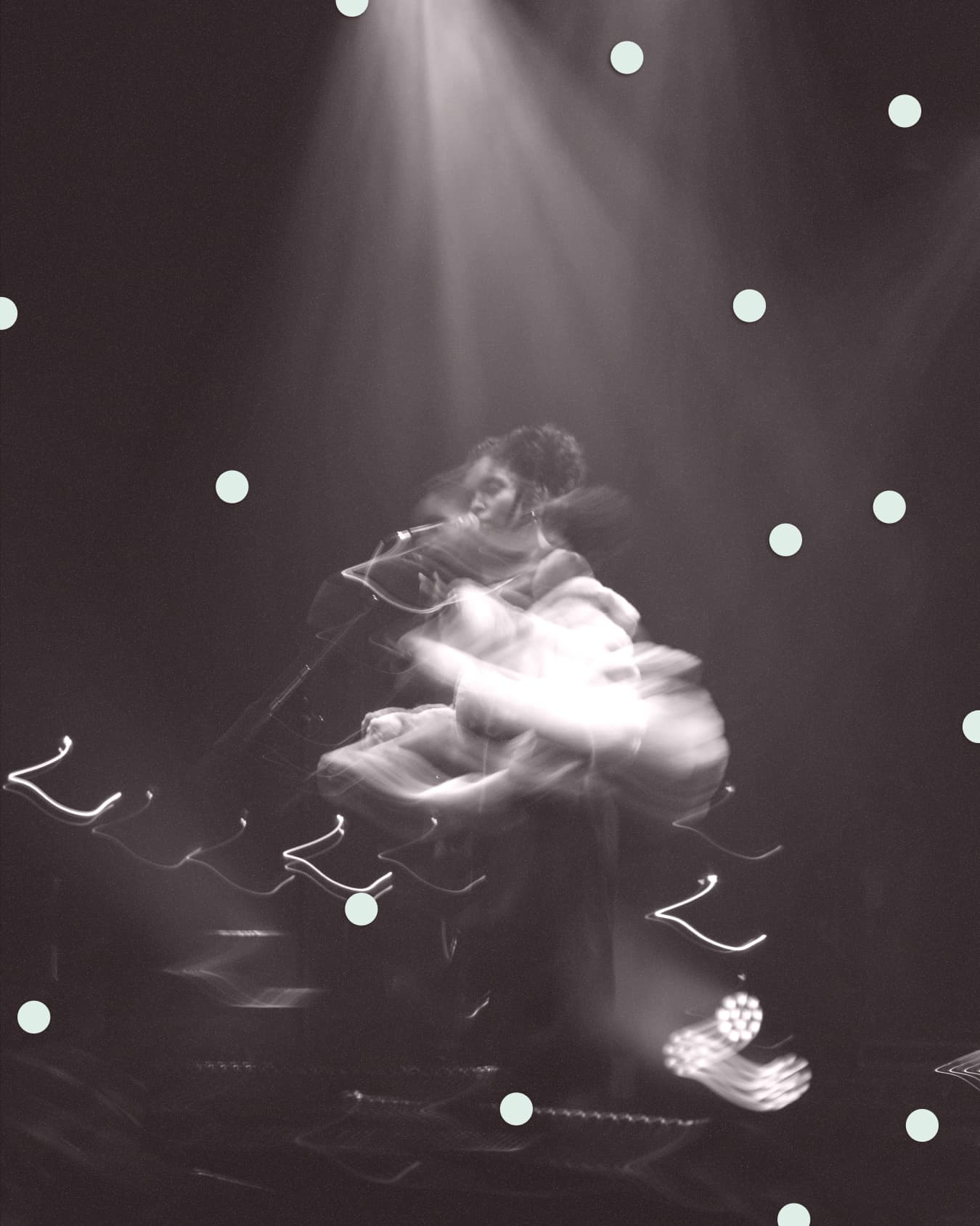 Motion-blurred live performer overlaid with mint circles.