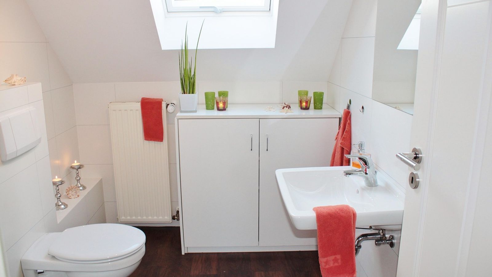 Bathroom toilet and nearby sink in a guide about shared-drain symptoms