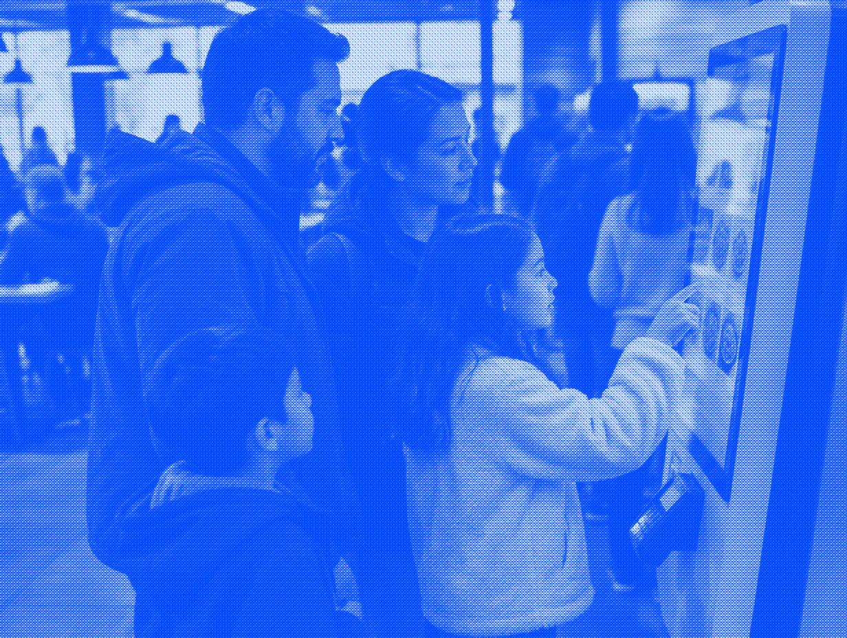 Multilingual kiosk ordering: screen, menu and voice