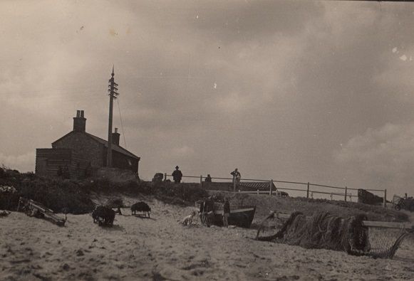 Net barrows and onlookers [P63]