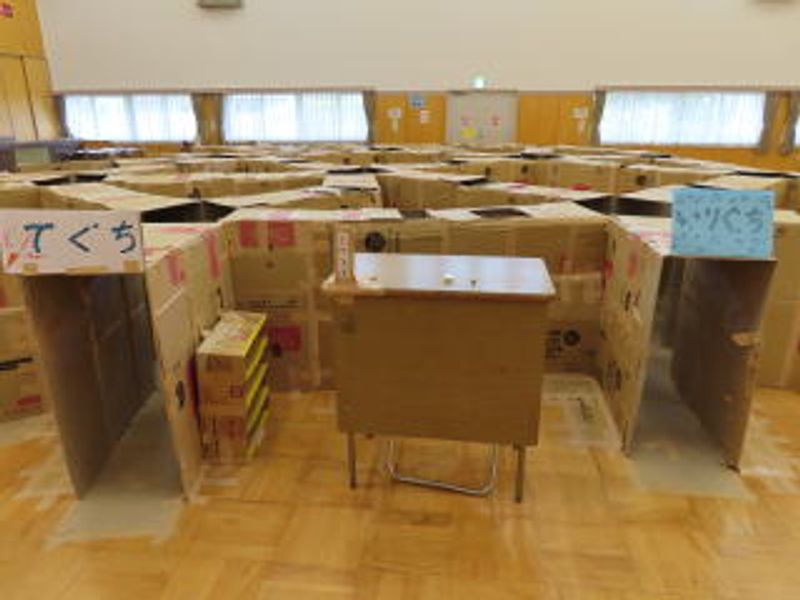 うけつけ、右：いりぐち、左：でぐち♪