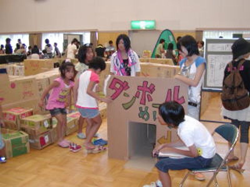 「巨大段ボール迷路」