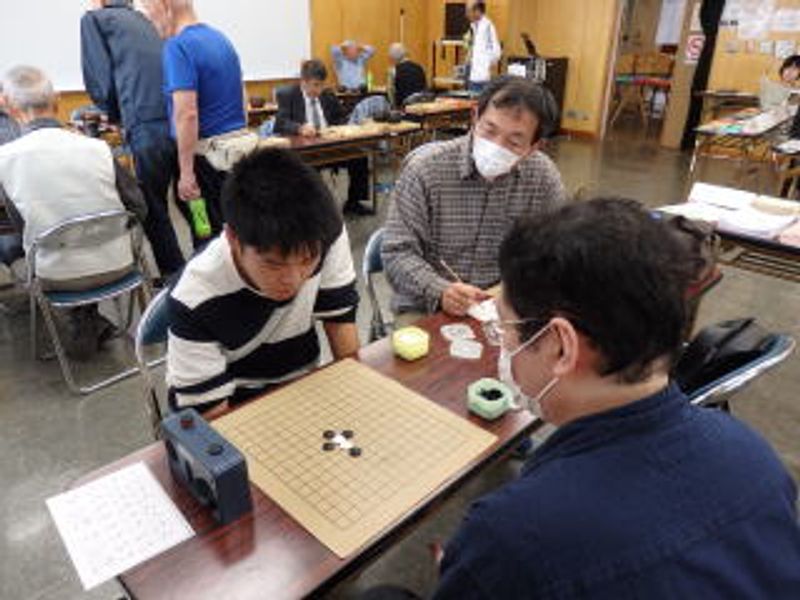 優勝：深田蓮3級（2勝1敗1分、決定戦〇、2級に昇級） 準優勝：川田陸翔6級（2勝1敗1分、決定戦●、5級に昇級） 3位：倉田大地6級（2勝2敗、5級に昇級） 4位：伊藤恒久5級（2勝2敗、決定戦辞退、4級に昇級） 4位：みき1級（2勝2敗、決定戦辞退） 6位：加藤魁杜7級（1勝3敗、6級に昇級） 浜松連珠会の参加も15年目となりました。 協働センターの皆様をはじめ、各種団体・ボランティアの皆様、 にゃんこならべ・連珠（五目並べ）に来てくれた全ての皆様に 感謝申し上げます。有難うございました。